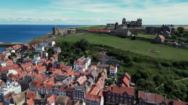 İngiltere 'nin kuzeydoğusundaki Kuzey Yorkshire kıyısındaki Whitby kıyı kasabasının havadan görünüşü