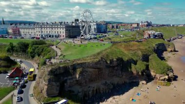 İngiltere 'nin kuzeydoğusundaki Kuzey Yorkshire kıyısındaki Whitby kıyı kasabasının havadan görünüşü