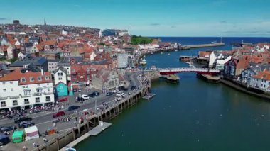İngiltere 'nin kuzeydoğusundaki Kuzey Yorkshire kıyısındaki Whitby kıyı kasabasının havadan görünüşü