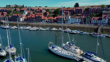 İngiltere 'nin kuzeydoğusundaki Kuzey Yorkshire kıyısındaki Whitby kıyı kasabasının havadan görünüşü