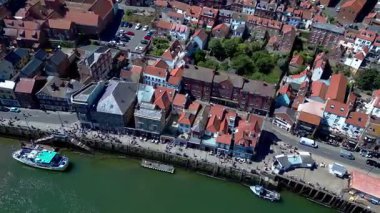 İngiltere 'nin kuzeydoğusundaki Kuzey Yorkshire kıyısındaki Whitby kıyı kasabasının havadan görünüşü