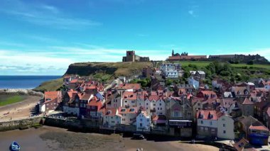 İngiltere 'nin kuzeydoğusundaki Kuzey Yorkshire kıyısındaki Whitby kıyı kasabasının havadan görünüşü