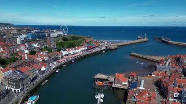 İngiltere 'nin kuzeydoğusundaki Kuzey Yorkshire kıyısındaki Whitby kıyı kasabasının havadan görünüşü