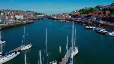 İngiltere 'nin kuzeydoğusundaki Kuzey Yorkshire kıyısındaki Whitby kıyı kasabasının havadan görünüşü