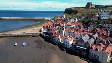 İngiltere 'nin kuzeydoğusundaki Kuzey Yorkshire kıyısındaki Whitby kıyı kasabasının havadan görünüşü