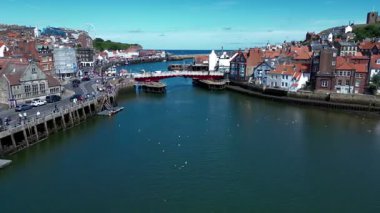 İngiltere 'nin kuzeydoğusundaki Kuzey Yorkshire kıyısındaki Whitby kıyı kasabasının havadan görünüşü