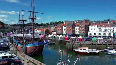 İngiltere 'nin kuzeydoğusundaki Kuzey Yorkshire kıyısındaki Whitby kıyı kasabasının havadan görünüşü