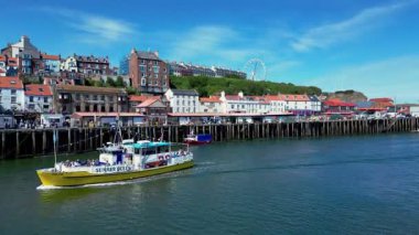 İngiltere 'nin kuzeydoğusundaki Kuzey Yorkshire kıyısındaki Whitby kıyı kasabasının havadan görünüşü