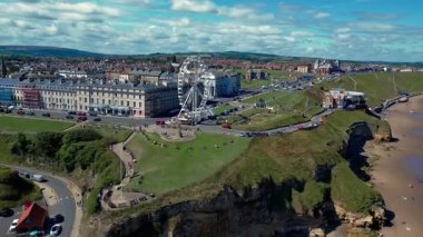 İngiltere 'nin kuzeydoğusundaki Kuzey Yorkshire kıyısındaki Whitby kıyı kasabasının havadan görünüşü