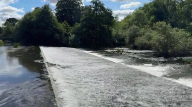 İngiltere 'nin kuzeydoğusundaki Kuzey Yorkshire' daki Kirkham Manastırı 'nın tarihi kalıntılarının hava manzarası. 