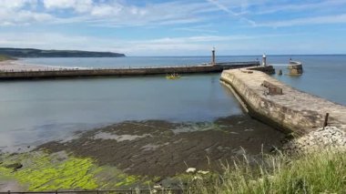 İngiltere 'nin kuzeydoğusundaki Kuzey Yorkshire kıyısındaki Whitby kıyı kasabası..
