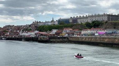 İngiltere 'nin kuzeydoğusundaki Kuzey Yorkshire kıyısındaki Whitby kıyı kasabası.