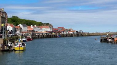 İngiltere 'nin kuzeydoğusundaki Kuzey Yorkshire kıyısındaki Whitby kıyı kasabası.