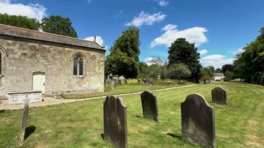 İngiltere 'nin kuzeydoğusunda yer alan Kuzey Yorkshire' daki Langton kasabasındaki tarihi ortaçağ St. Mary Kilisesi..