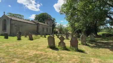 İngiltere 'nin kuzeydoğusunda yer alan Kuzey Yorkshire' daki Langton kasabasındaki tarihi ortaçağ St. Mary Kilisesi..