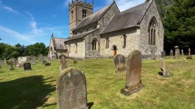 Stonegrave Minster, İngiltere 'nin kuzeydoğusundaki Stonegrave' in küçük bir köyünde. Bu tarihi Kutsal Üçleme Kilisesi İ.Ö. 757 yılından kalma..