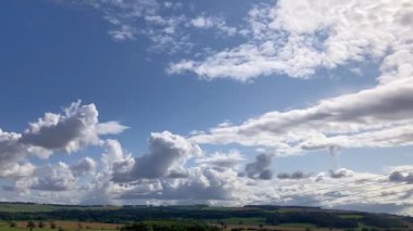 Zaman Hızı - İngiltere 'nin kuzeydoğusundaki Kuzey Yorkshire kırsalında bir çiftlik yolu üzerinde gökyüzünde hareket eden bulutlar