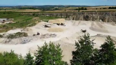 İngiltere 'nin kuzeydoğusundaki Kuzey Yorkshire' da Malton yakınlarında bir taş ocağının hava manzarası..