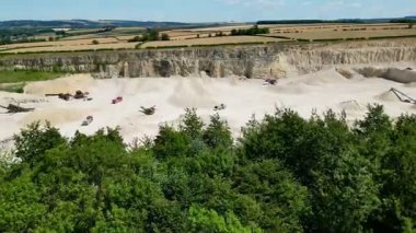 İngiltere 'nin kuzeydoğusundaki Kuzey Yorkshire' da Malton yakınlarında bir taş ocağının hava manzarası..