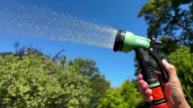 Bahçeyi hortumla sulamak - su sıkıntısı - hortum yasağı