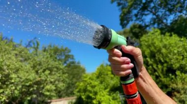 Bahçeyi hortumla sulamak - su sıkıntısı - hortum yasağı