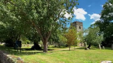 İngiltere 'nin kuzeydoğusunda yer alan Kuzey Yorkshire' daki Langton kasabasındaki tarihi ortaçağ St. Mary Kilisesi..