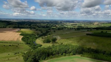 İngiltere 'nin kuzeydoğusundaki Kuzey Yorkshire' daki Malton pazar kasabası yakınlarındaki tarım arazilerinin havadan görünüşü.