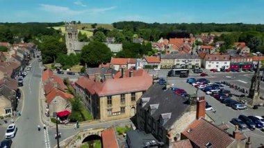 İngiltere 'nin kuzeydoğusundaki Kuzey Yorkshire' daki Helmsley pazar kasabasının hava manzarası.