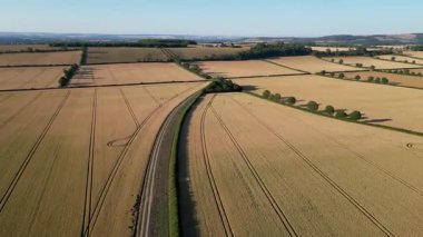 Dronlar, İngiltere 'nin kuzeydoğusundaki Kuzey Yorkshire' daki tarım arazilerine bakıyor.