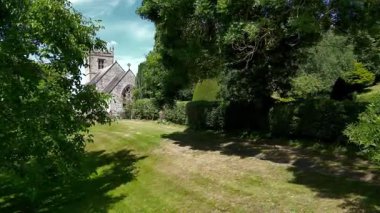 Stonegrave Minster, İngiltere 'nin kuzeydoğusundaki Stonegrave' in küçük bir köyünde. Bu tarihi Kutsal Üçleme Kilisesi İ.Ö. 757 yılından kalma..