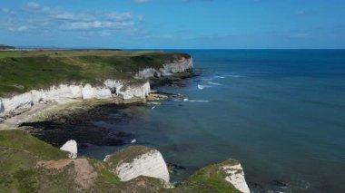 İngiltere 'nin kuzeydoğusundaki Kuzey Yorkshire' daki Flamborough Head 'deki deniz feneri ve kıyı şeridinin havadan görüntüsü