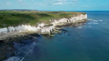 İngiltere 'nin kuzeydoğusundaki Kuzey Yorkshire' daki Flamborough Head 'deki deniz feneri ve kıyı şeridinin havadan görüntüsü