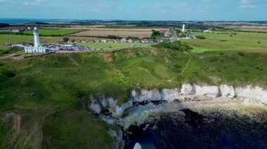 İngiltere 'nin kuzeydoğusundaki Kuzey Yorkshire' daki Flamborough Head 'deki deniz feneri ve kıyı şeridinin havadan görüntüsü