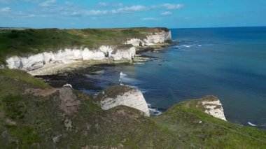 İngiltere 'nin kuzeydoğusundaki Kuzey Yorkshire' daki Flamborough Head 'deki dramatik kıyı şeridinin havadan görüntüsü
