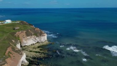 İngiltere 'nin kuzeydoğusundaki Kuzey Yorkshire' daki Flamborough Head 'deki deniz feneri ve kıyı şeridinin havadan görüntüsü