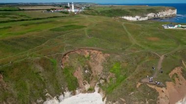 İngiltere 'nin kuzeydoğusundaki Kuzey Yorkshire' daki Flamborough Head 'deki deniz feneri ve kıyı şeridinin havadan görüntüsü
