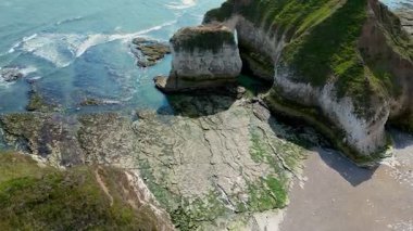 İngiltere 'nin kuzeydoğusundaki Kuzey Yorkshire' daki Flamborough Head 'deki dramatik kıyı şeridinin havadan görüntüsü 