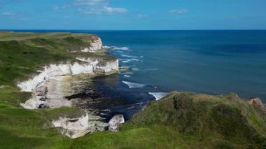 İngiltere 'nin kuzeydoğusundaki Kuzey Yorkshire' daki Flamborough Head 'deki dramatik kıyı şeridinin havadan görüntüsü 