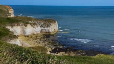 İngiltere 'nin kuzeydoğusundaki Kuzey Yorkshire' daki Flamborough Head 'deki dramatik kıyı şeridinin havadan görüntüsü 