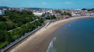 İngiltere 'nin kuzeydoğusundaki Kuzey Yorkshire kıyısındaki Scarborough kıyı kasabasının havadan görünüşü