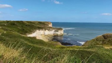 İngiltere 'nin kuzeydoğusundaki Kuzey Yorkshire' daki Flamborough Head 'deki deniz feneri ve sahil şeridi.