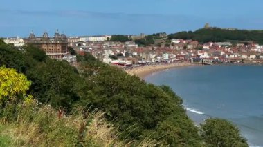 İngiltere 'nin kuzeydoğusundaki Kuzey Yorkshire kıyısındaki Scarborough kıyı kasabası.