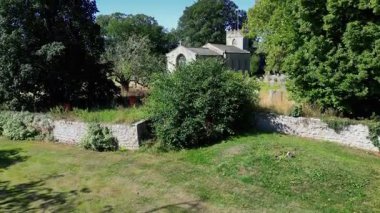 İngiltere 'nin kuzeydoğusunda, Kuzey Yorkshire' daki Langton köyündeki Ortaçağ St Andrew Kilisesi 'nin hava manzarası..