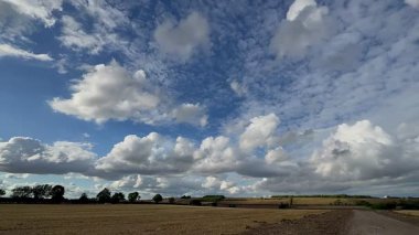 İngiltere 'nin kuzeydoğusundaki Kuzey Yorkshire' da kırsal bir arazide gökyüzünde hareket eden bulutların hızlanması