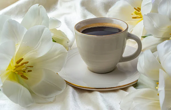 Biały Kubek Kawy Białe Tulipany Wysokiej Jakości Zdjęcie — Zdjęcie stockowe