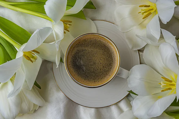 Witte Kop Koffie Witte Tulpen Bovenaanzicht Hoge Kwaliteit Foto — Stockfoto