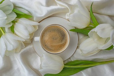 Beyaz kahve ve beyaz laleler manzaralı. Yüksek kalite fotoğraf