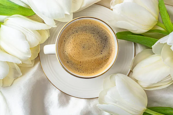 Witte Kop Koffie Witte Tulpen Bovenaanzicht Hoge Kwaliteit Foto — Stockfoto