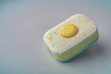 Mavi arka planda bulaşık makinesi kapsülü. Yüksek kalite fotoğraf