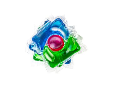 Beyaz arka planda çamaşır yıkamak için renkli kapsüller. Yüksek kalite fotoğraf